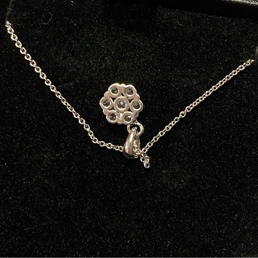 JONES NEW YORK Annabelle Necklace small white flower pedant silver thin chain - Picture 3 of 9